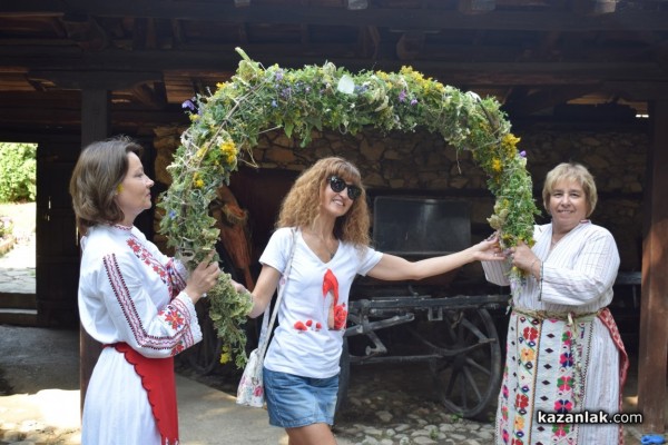 Десетки казанлъчани минаха под еньовския венец за здраве