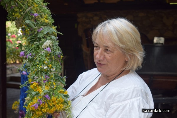 Десетки казанлъчани минаха под еньовския венец за здраве