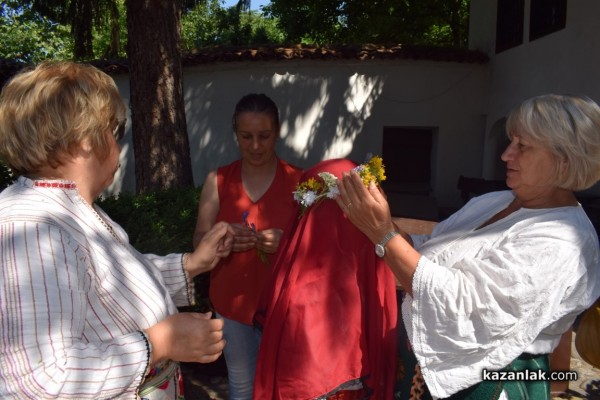 Десетки казанлъчани минаха под еньовския венец за здраве