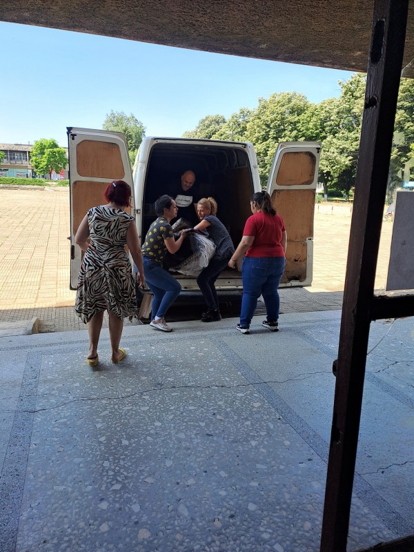 Енинци занесоха дарения на пострадите от наводненията в град Дунавци