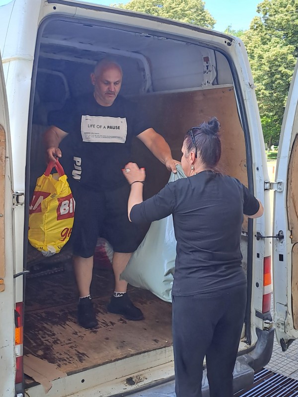 Енинци занесоха дарения на пострадите от наводненията в град Дунавци