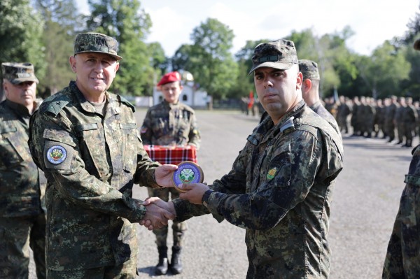 Наградиха военнослужещите, отличени в учения и спортни състезания на бригадата през юни