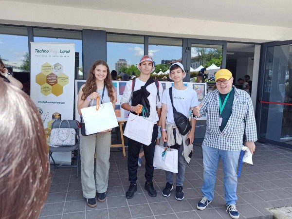 Казанлъчанките Милла Рачева и Геновева Трифонова посетиха Трето издание на фестивала “Ало, Космос“ в София