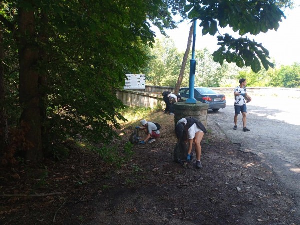 Доброволците от “Взаимопомощ“ почистиха край язовир “Копринка“