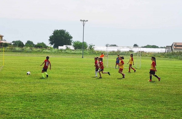 Момичетата от ФК  “Казанлък“ спечелиха купа и медали в първия си официален турнир