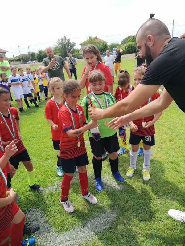 Момичетата от ФК  “Казанлък“ спечелиха купа и медали в първия си официален турнир