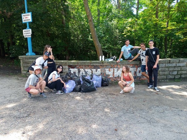 Доброволците от “Взаимопомощ“ почистиха край язовир “Копринка“