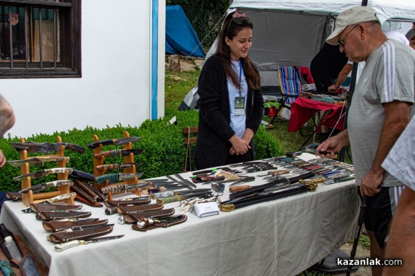 Майстори от цялата страна, представят в Шипка тънкостите на занаята ножарство