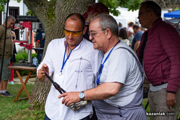 Майстори от цялата страна, представят в Шипка тънкостите на занаята ножарство