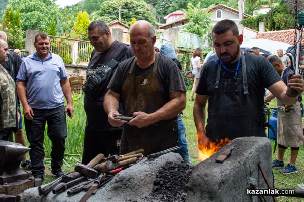Майстори от цялата страна, представят в Шипка тънкостите на занаята ножарство