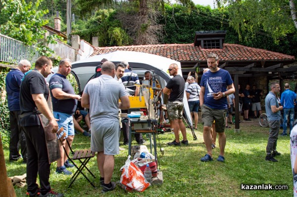 Майстори от цялата страна, представят в Шипка тънкостите на занаята ножарство