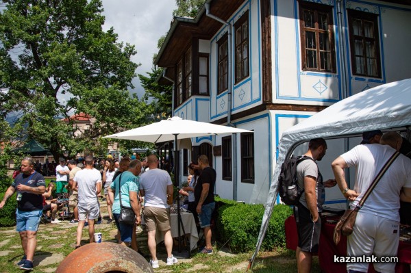 Майстори от цялата страна, представят в Шипка тънкостите на занаята ножарство