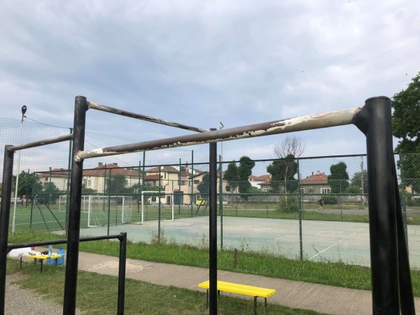 С общи усилия казанлъчани преобразиха спортна площадка