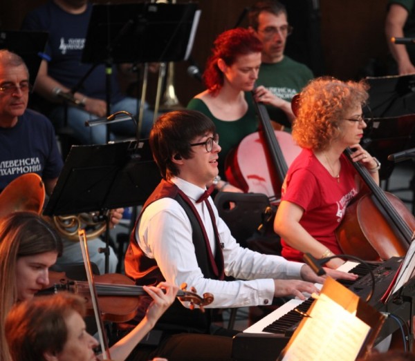 Музиката на ABBA с Люси Дяковска и Милица Гладнишка ще звучи в целия си блясък този петък на сцена Дамасцена