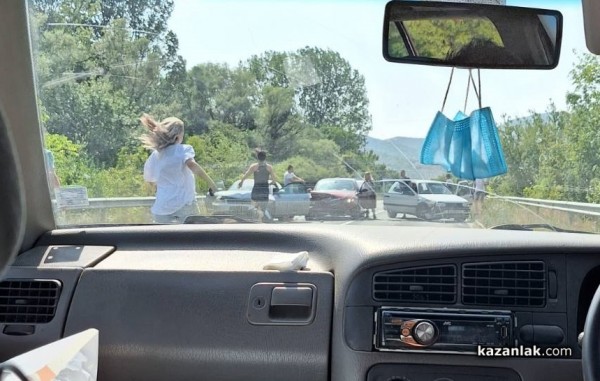 Верижна катастрофа затруднява движението на Подбалканският път 