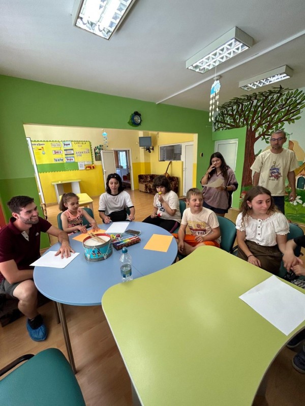 Доброволците на сдружение “Взаимопомощ” помагаха в различни социални услуги