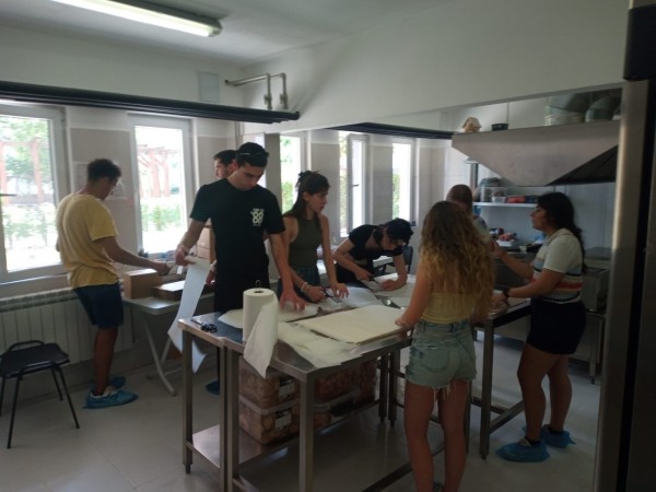 Доброволците на сдружение “Взаимопомощ” помагаха в различни социални услуги