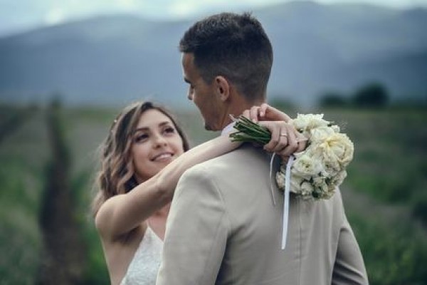 Младоженци зарадваха с лакомствата четириногите от Общинския приют в Казанлък 