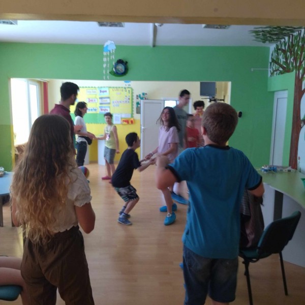 Доброволците на сдружение “Взаимопомощ” помагаха в различни социални услуги