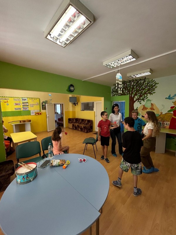 Доброволците на сдружение “Взаимопомощ” помагаха в различни социални услуги