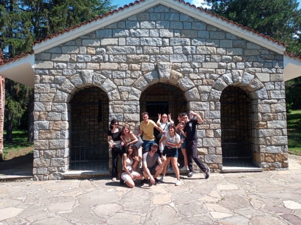 Доброволците на сдружение “Взаимопомощ” помагаха в различни социални услуги