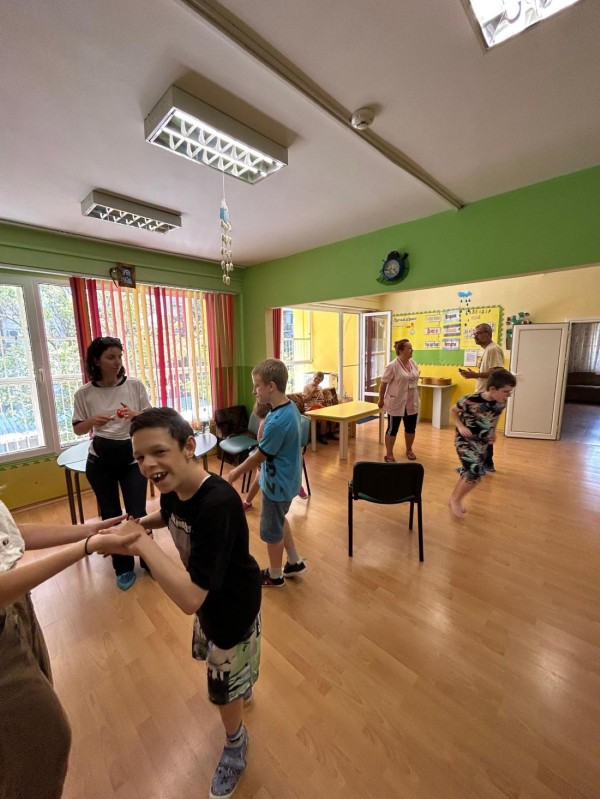 Доброволците на сдружение “Взаимопомощ” помагаха в различни социални услуги