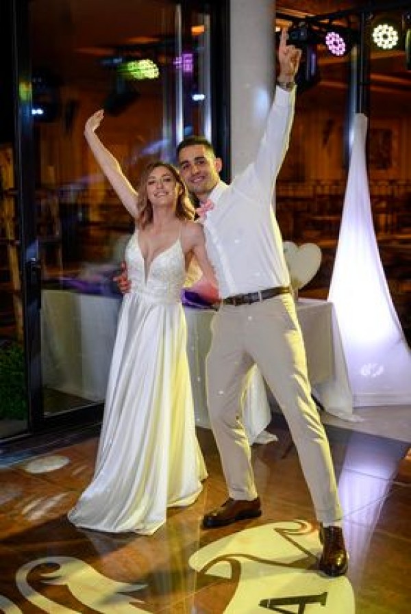 Младоженци зарадваха с лакомствата четириногите от Общинския приют в Казанлък 