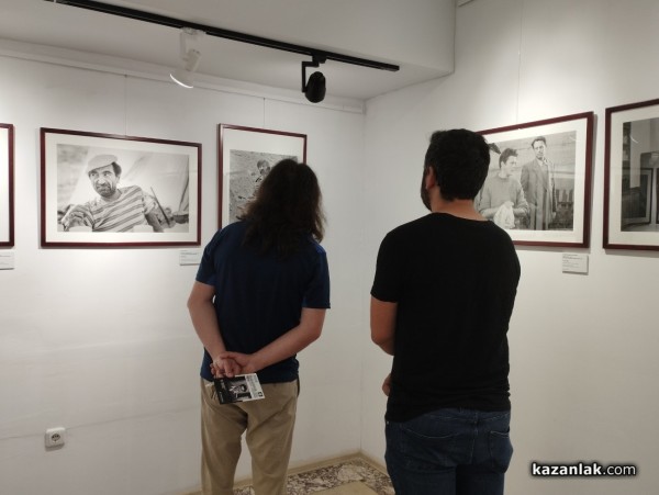 Представиха изложбата  „Звезди на българското кино“ показваща 40 подбрани портрета на обичани български актьори 