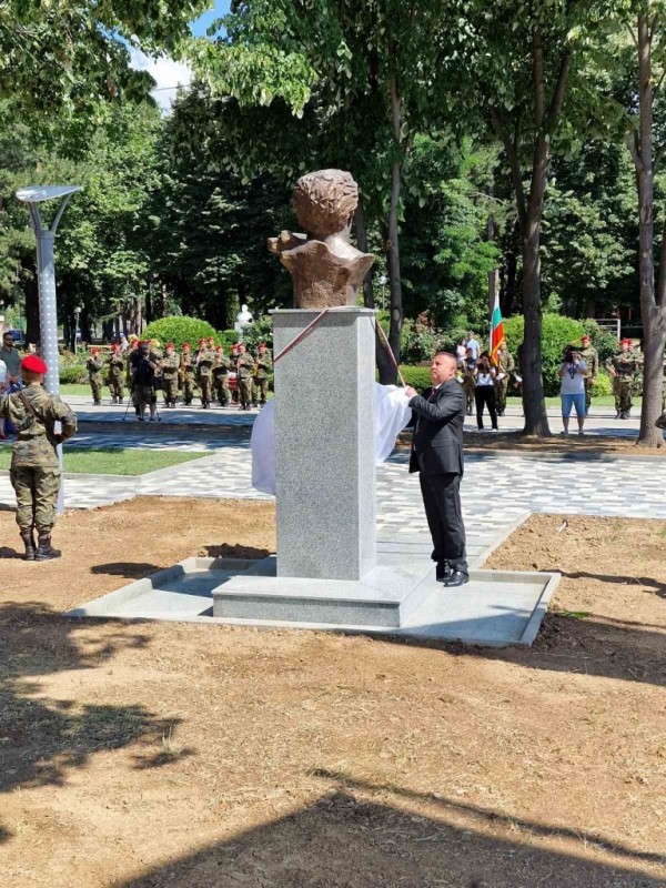 Паметник на Васил Левски откриха в Павел баня