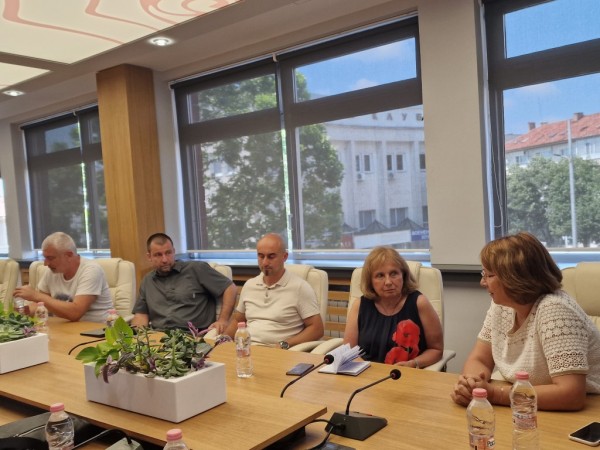 Създаване на стандарт:„Дестилирано в България“ срещна кмета на общината с едноименното сдружение и Института по розата 