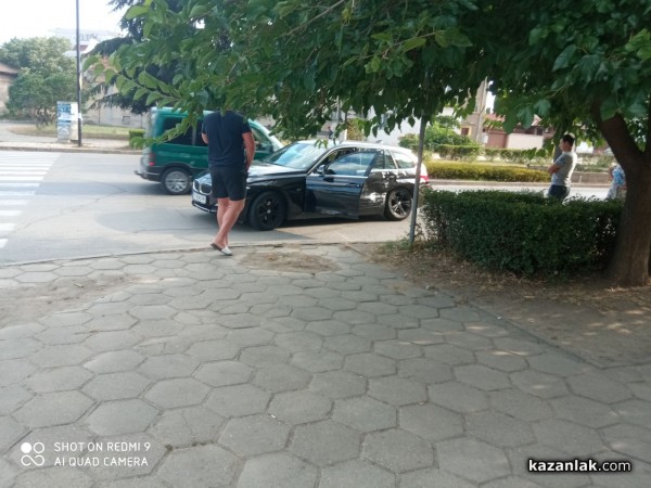 Фолксваген и БМВ катастрофираха на кръстовището под Пожарната