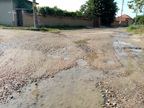 Питейна вода изтича по улиците на Ръжена месеци наред