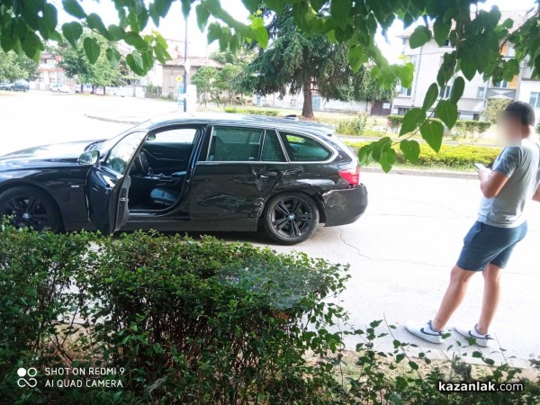 Фолксваген и БМВ катастрофираха на кръстовището под Пожарната