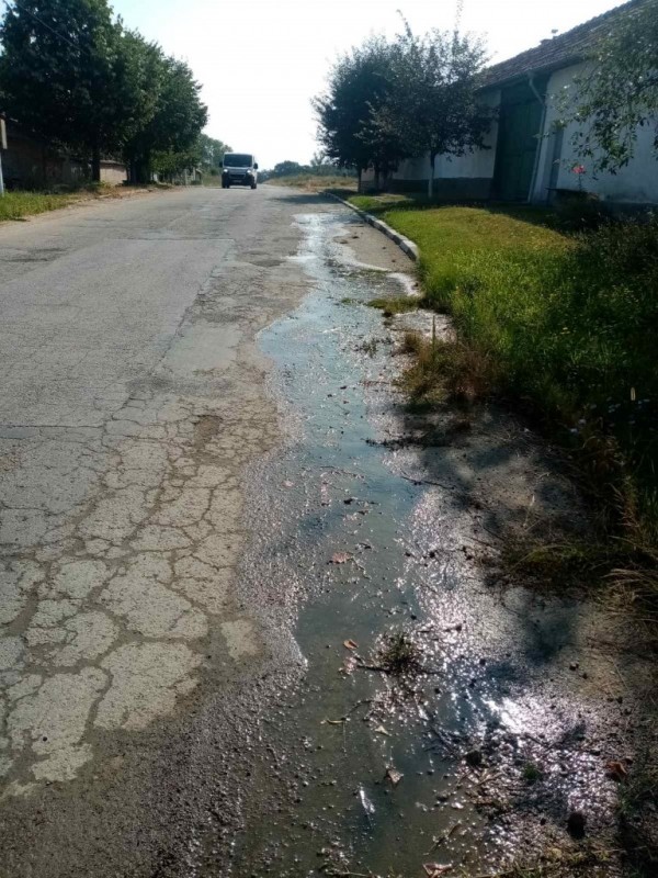 Питейна вода изтича по улиците на Ръжена месеци наред