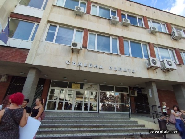 Шествие в подкрепа на пострадалото момиче в Стара Загора събра стотици казанлъчани 