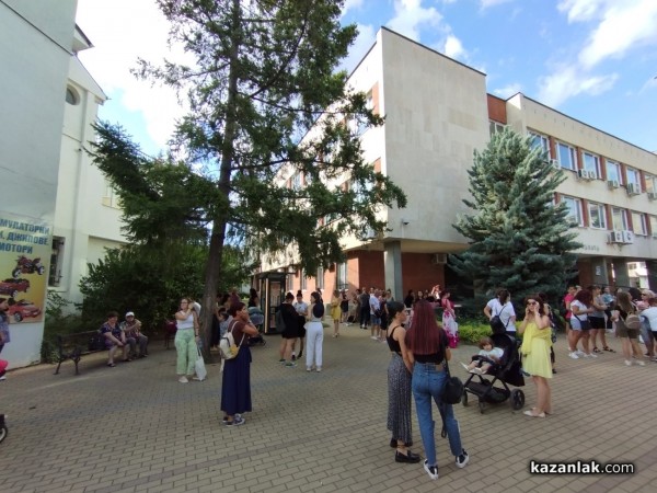 Шествие в подкрепа на пострадалото момиче в Стара Загора събра стотици казанлъчани 