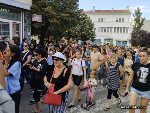 Шествие в подкрепа на пострадалото момиче в Стара Загора събра стотици казанлъчани 