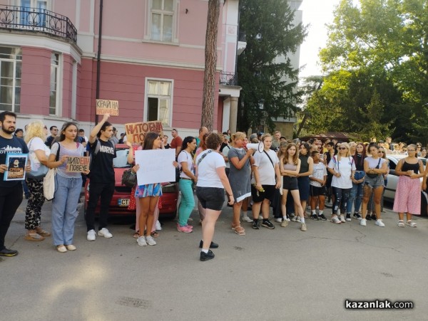 Шествие в подкрепа на пострадалото момиче в Стара Загора събра стотици казанлъчани 