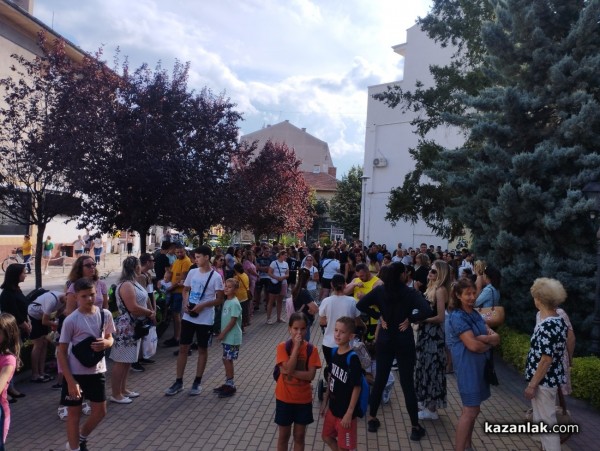 Шествие в подкрепа на пострадалото момиче в Стара Загора събра стотици казанлъчани 