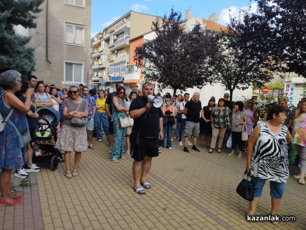 Шествие в подкрепа на пострадалото момиче в Стара Загора събра стотици казанлъчани 
