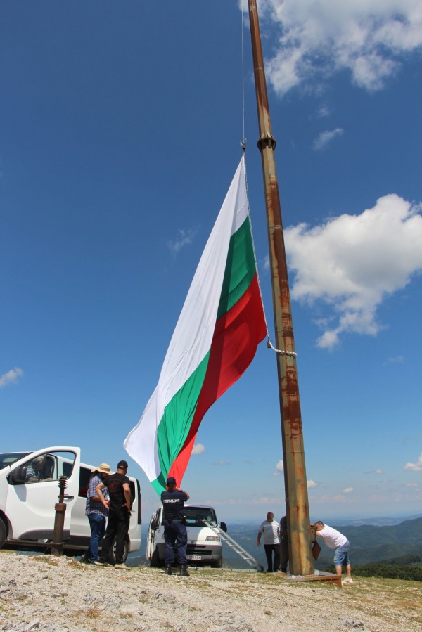 Възстановиха 22-а метровия пилон с националния флаг на Република България на връх Шипка