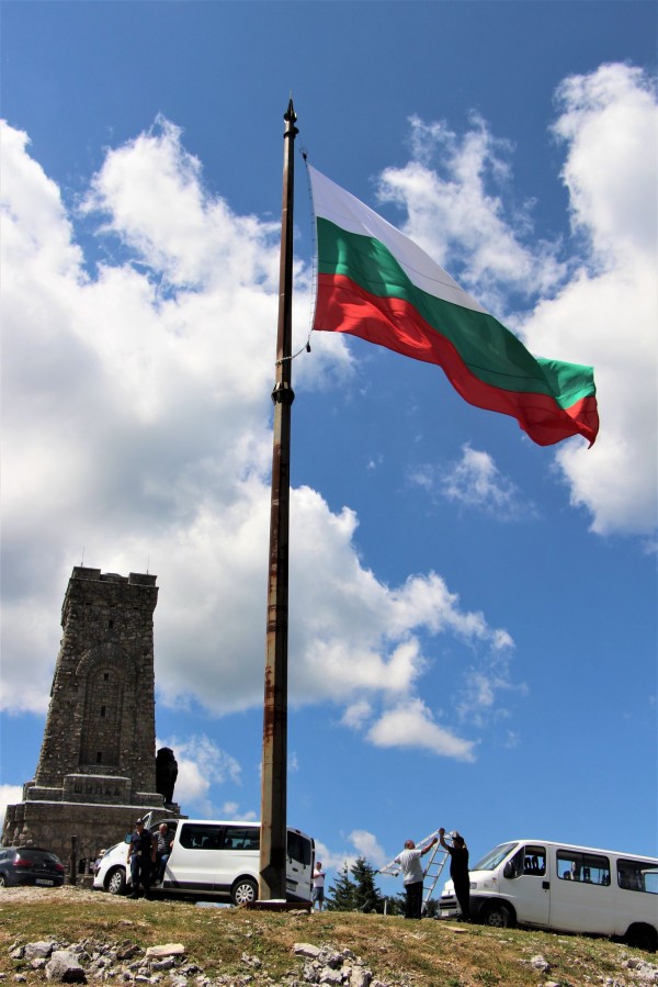 Възстановиха 22-а метровия пилон с националния флаг на Република България на връх Шипка