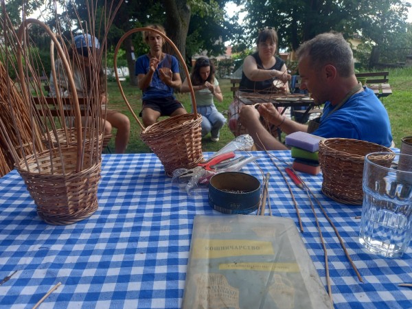 Започна обучението по “Кошничарство“ с майстор Станко Киров в Шипка 