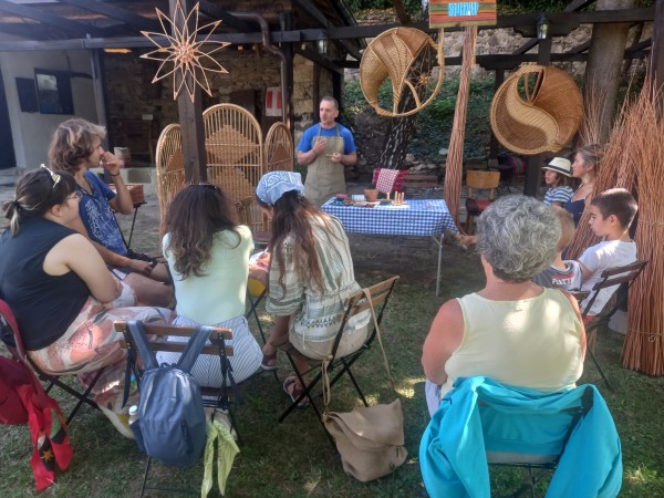 Започна обучението по “Кошничарство“ с майстор Станко Киров в Шипка 
