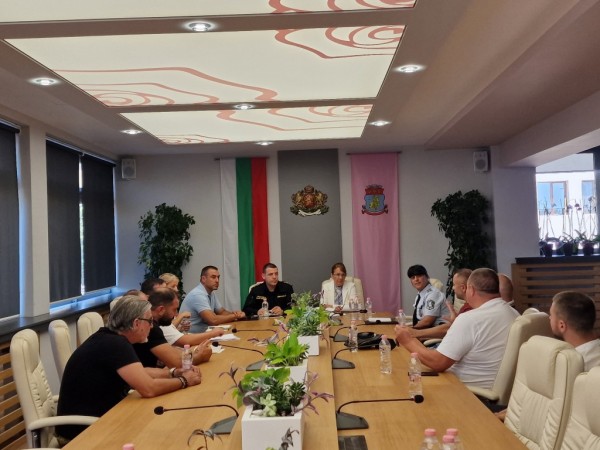 Директорът на ОДМВР - Стара Загора и Кметът на Общината се срещнаха с управители на нощни заведения в Казанлък