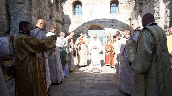 Митрополит Киприан отслужи литургия в Потопената църква