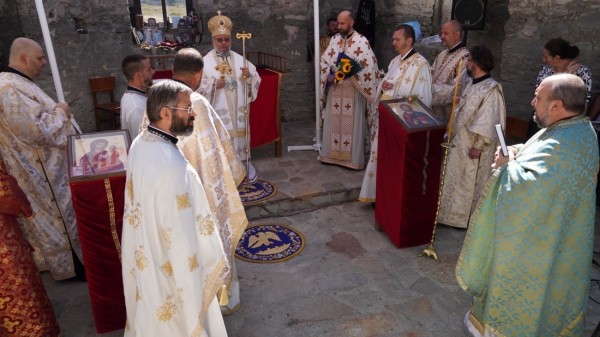 Митрополит Киприан отслужи литургия в Потопената църква