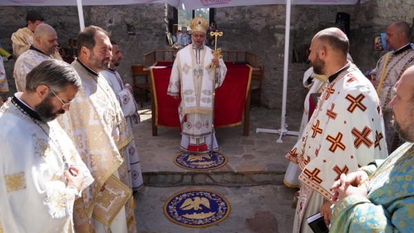 Митрополит Киприан отслужи литургия в Потопената църква
