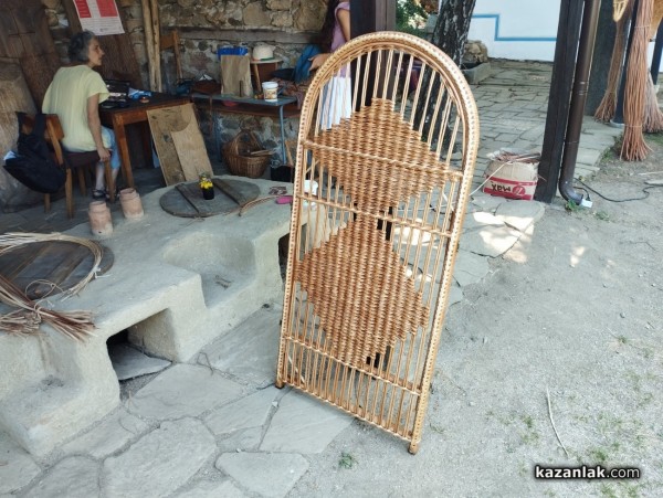 Младежи почерпиха опит и идеи от майстор Станко Киров, един от малкото останали кошничари в страната