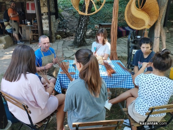 Младежи почерпиха опит и идеи от майстор Станко Киров, един от малкото останали кошничари в страната